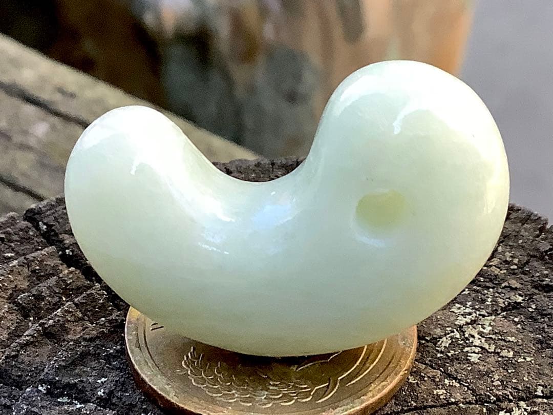 ✳神様からの授かり　糸魚川翡翠勾玉　１個お身近に　レア物アイスジェイド　鑑別書付