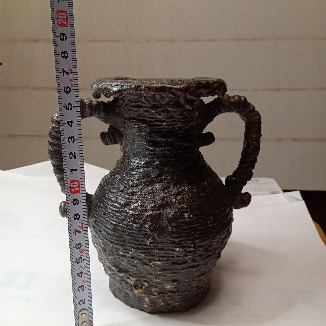 黒い金属の壺 波状の縁取り付き