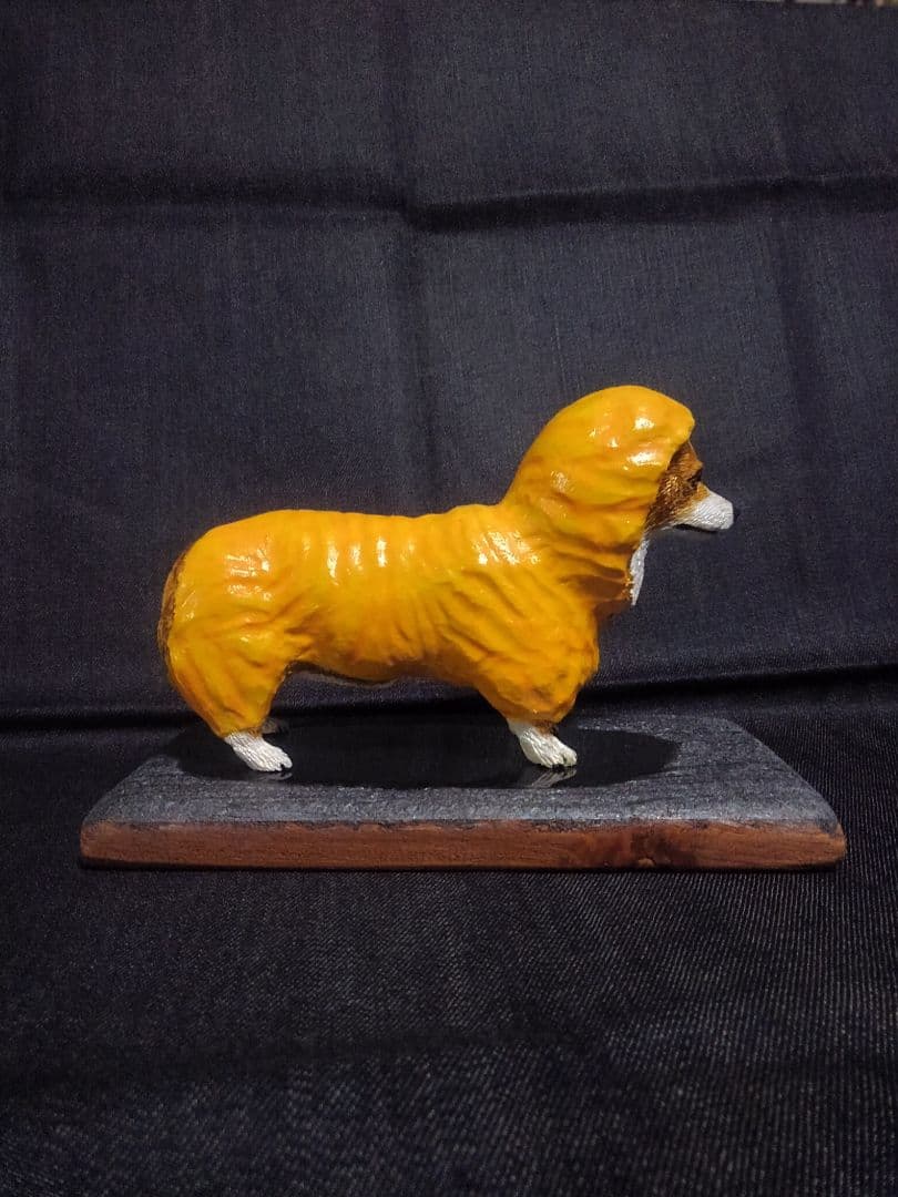 木彫りのコーギー 雨の散歩