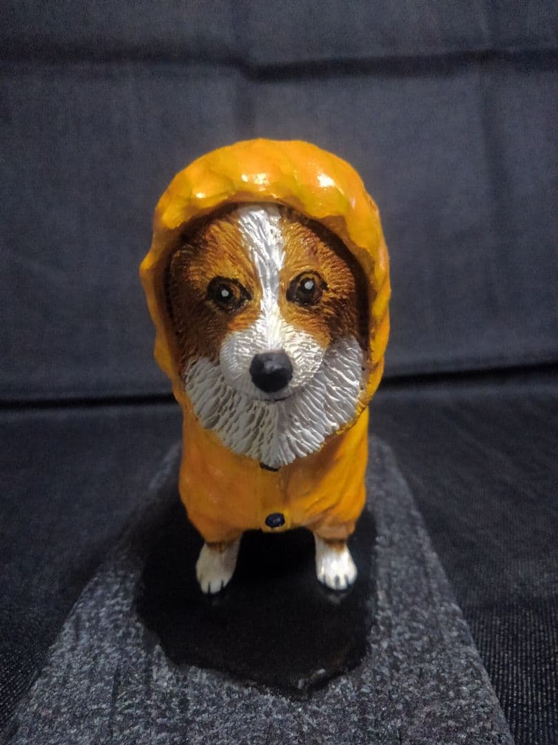 木彫りのコーギー 雨の散歩