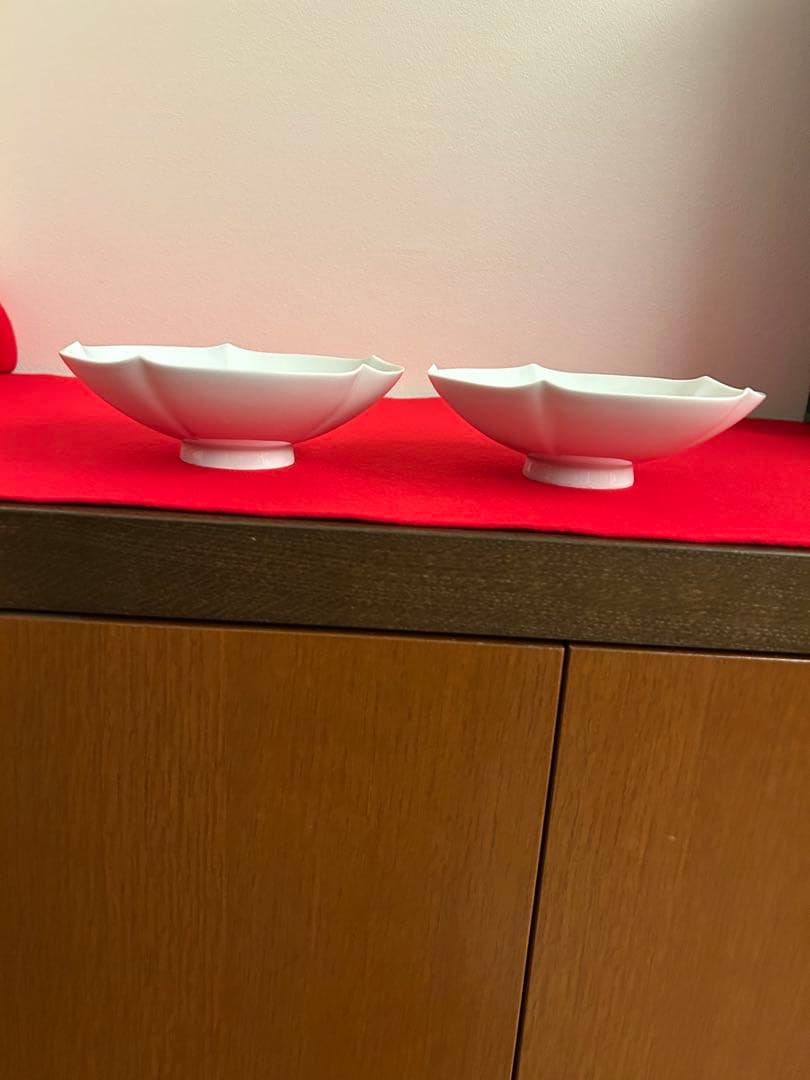 【井上萬二】有田焼　重要無形文化財　人間国宝　白磁花形銘々皿　ニ客