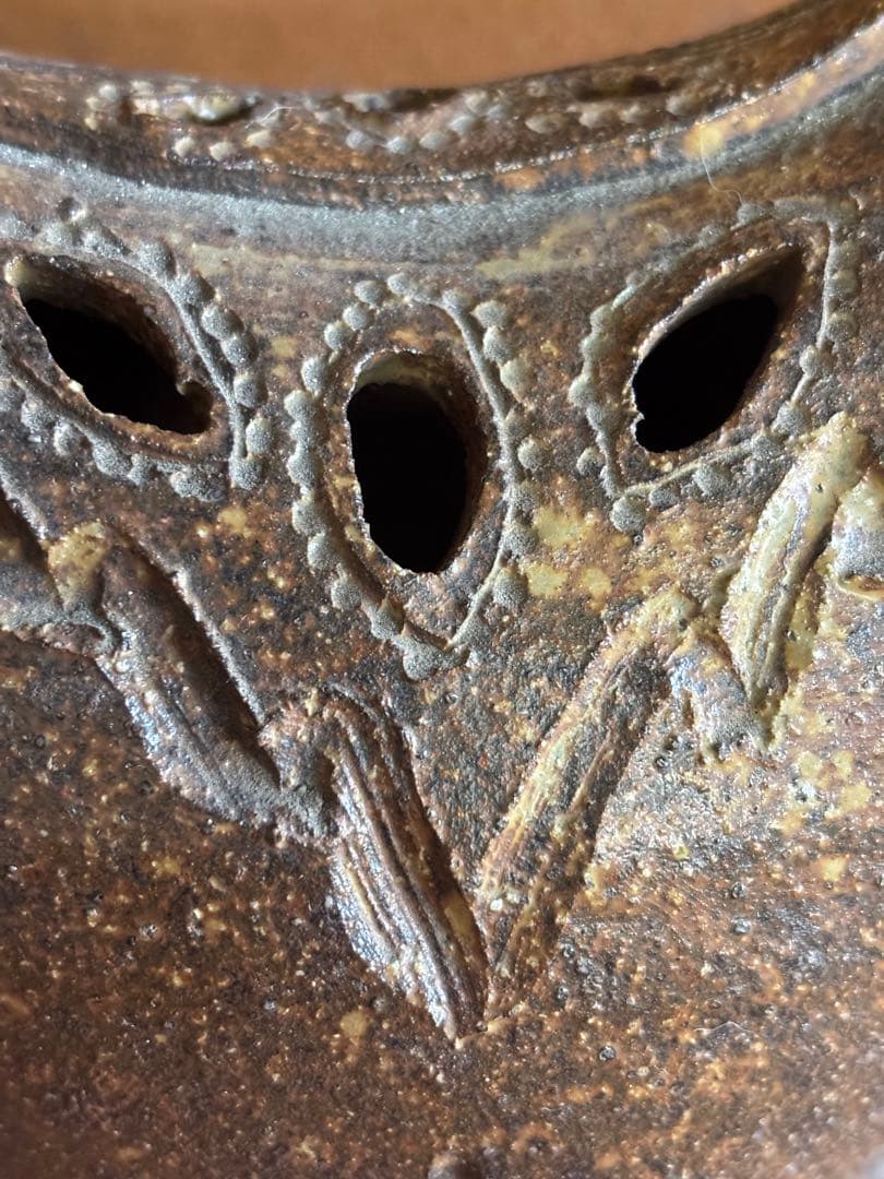 Ｙ．Ａ銘　藁灰釉彫文フクロウ形置物　検不苦労