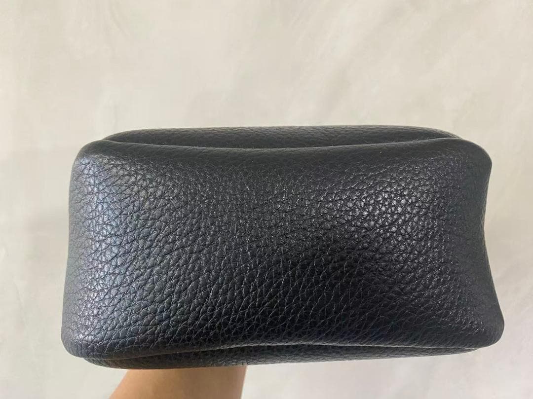 黑い革のハンドバッグです