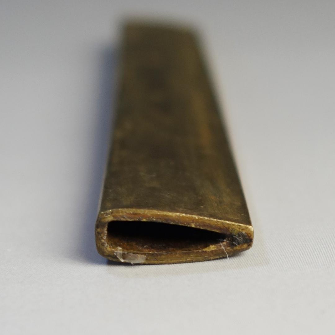 【在銘 政利 水草に双鮎図小柄 真鍮地 象嵌 片切彫】 鍔 鐔 小柄 刀装具