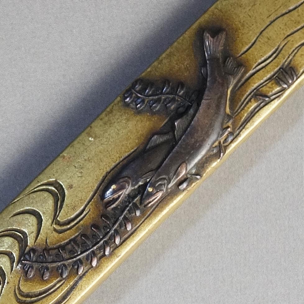 【在銘 政利 水草に双鮎図小柄 真鍮地 象嵌 片切彫】 鍔 鐔 小柄 刀装具