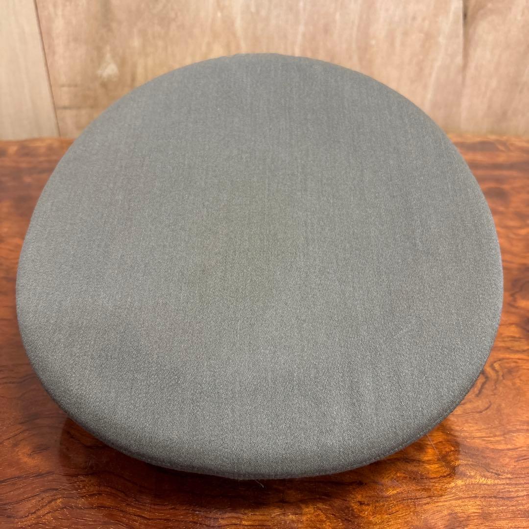 グレーの軍帽 金色バッジ付き　0120o69