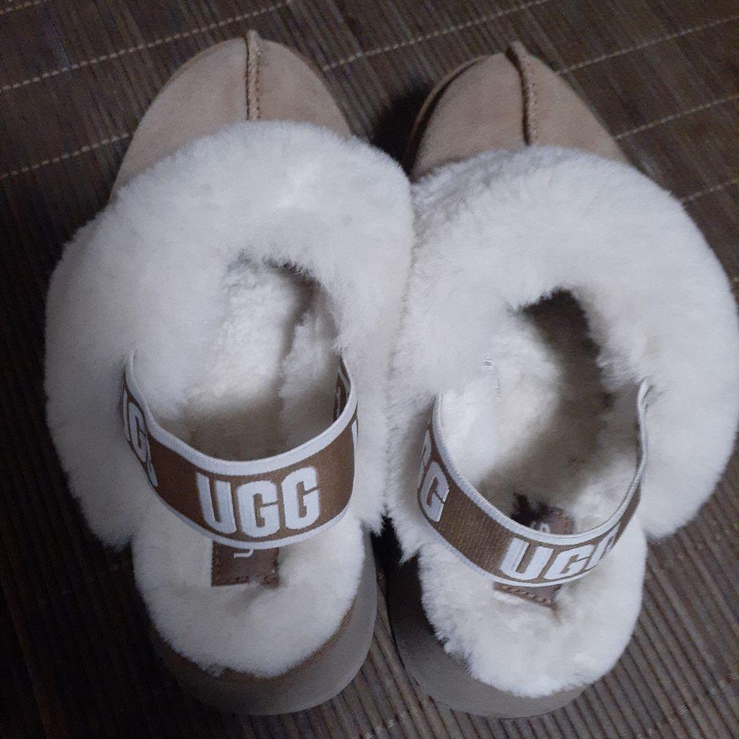 UGG ベージュムートンサンダル