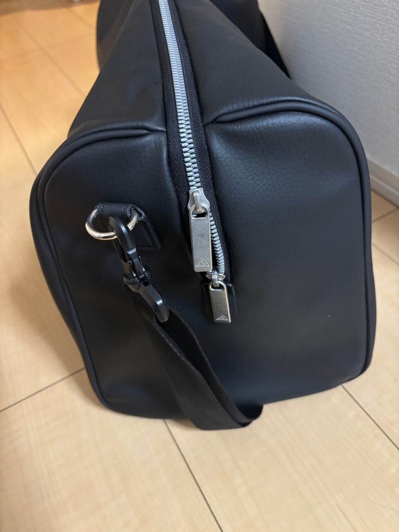 美品　合成皮革　adidas ボストンバッグ