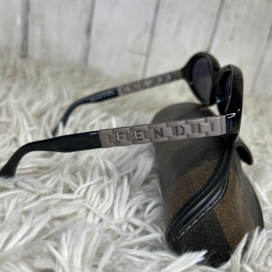 FENDI フェンディ サングラス ケース付　ロゴ　ブラック　シルバー