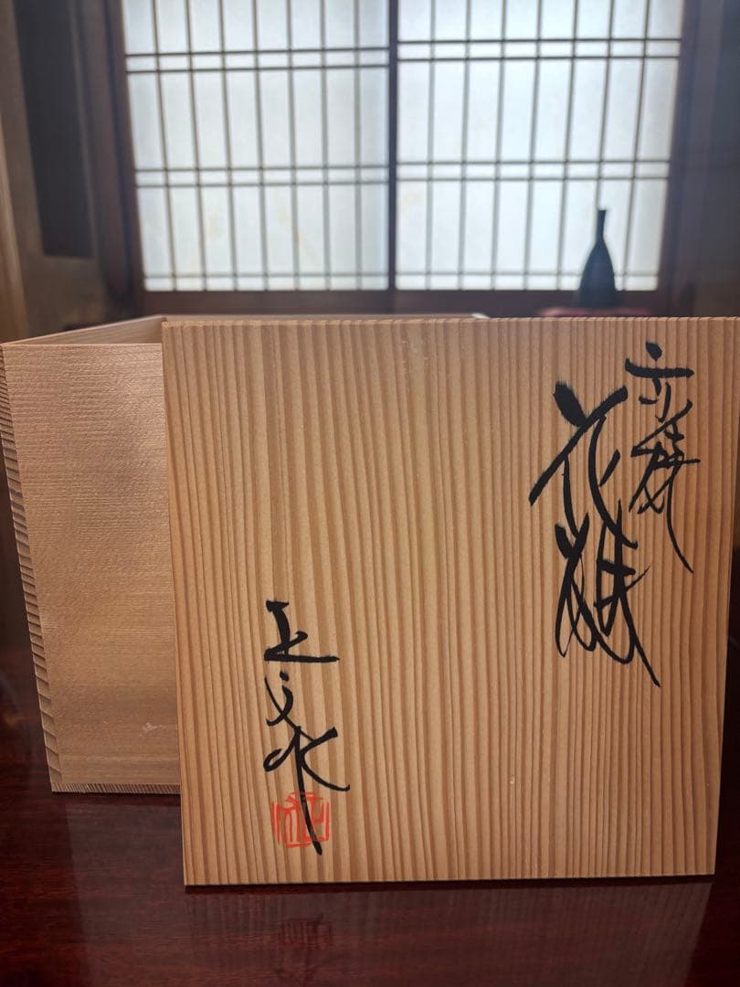 ぶどうと葉の装飾の陶器花瓶