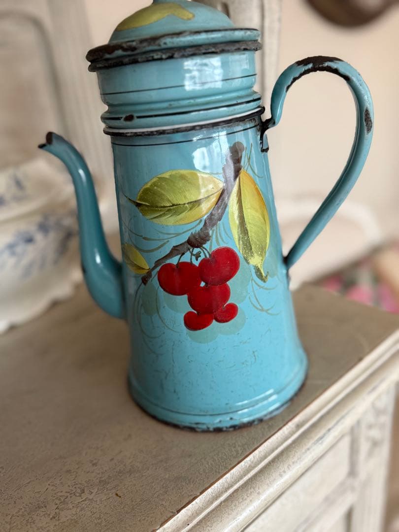 フランスアンティークホーロー水色さくらんぼ柄コーヒービギンポット