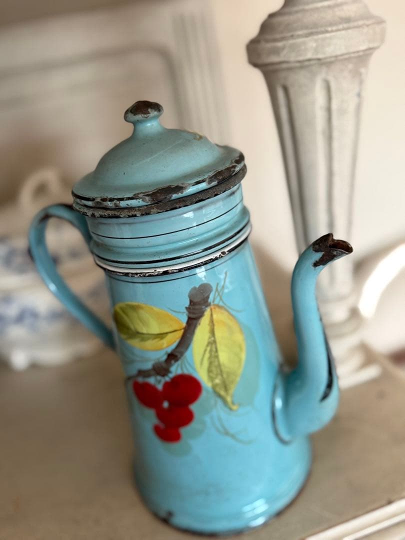 フランスアンティークホーロー水色さくらんぼ柄コーヒービギンポット