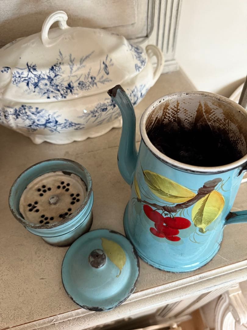 フランスアンティークホーロー水色さくらんぼ柄コーヒービギンポット