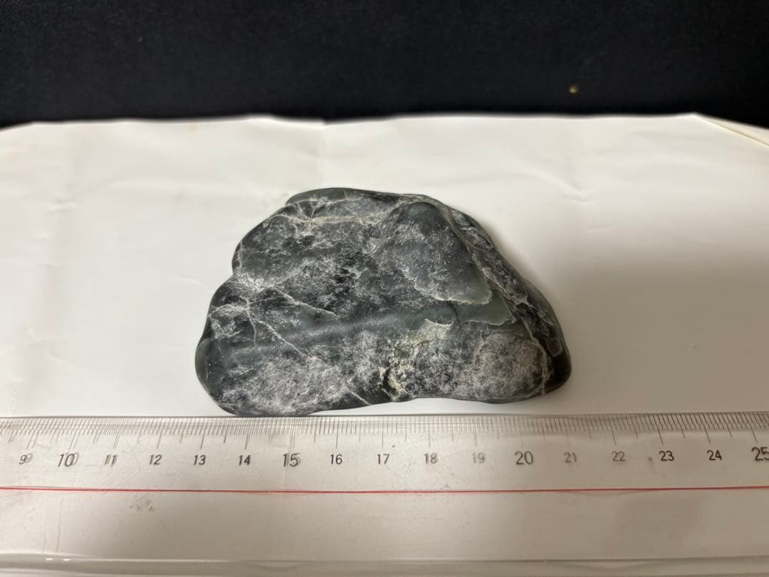 【専用】糸魚川　翡翠　原石　黒　緑　252g