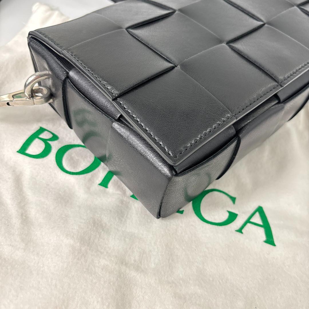 未使用 ボッテガヴェネタ イントレチャート ストラップポーチ ショルダーバッグ