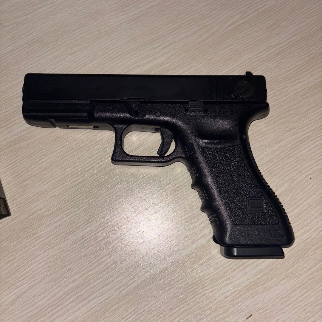 グロック18Cガスブローバック BB弾ボトル付。（BB弾） BB弾ローダー付。