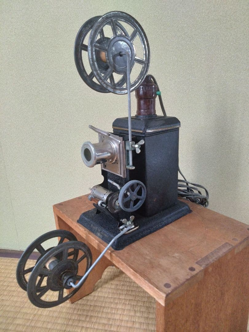 昭和レトロ　アンティーク　手動式映写機 と フィルム