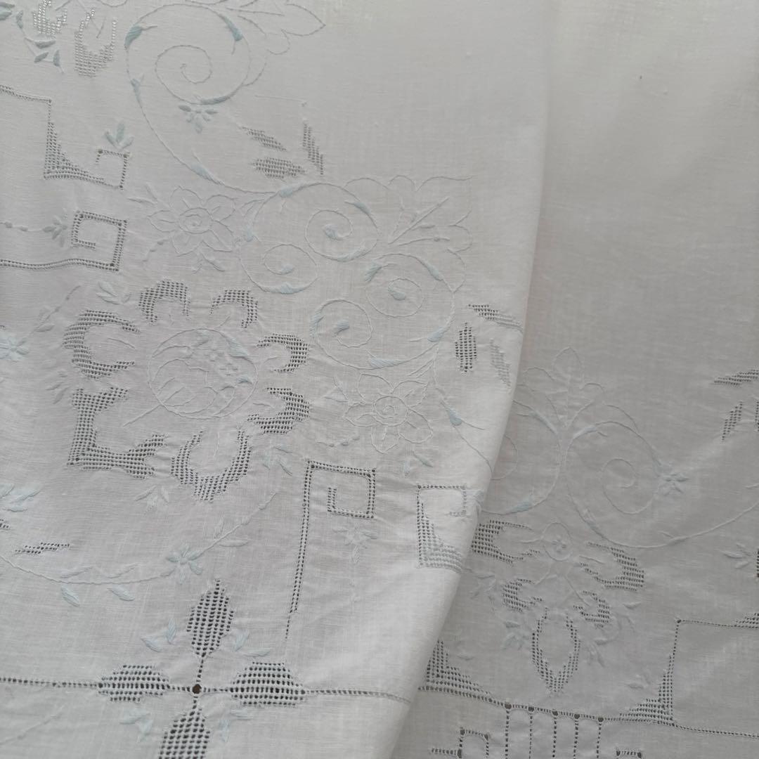 SALE❣️フランスアンティークஐ⋆* 淡ブルーの花刺繍のベッドカバー