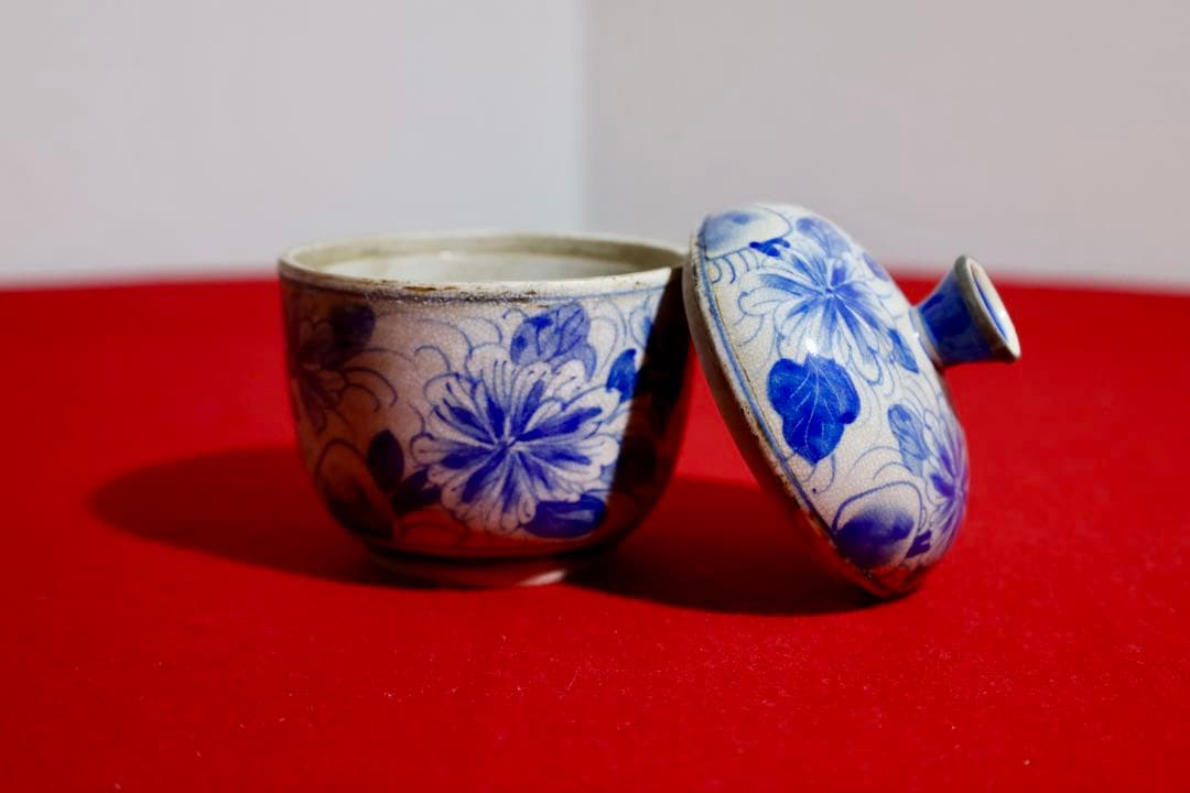 中国雑貨【古陶磁器　染付　蓋付小壺　花草模様　大清治年】