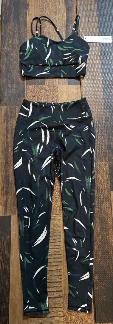 極美　emmi yoga エミヨガ　ヨガウェア　フェザー柄　ダークダークネイビー