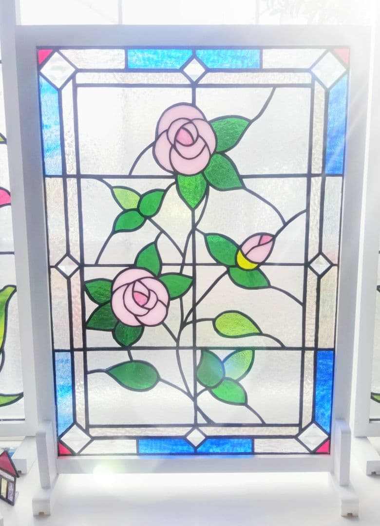 特大サイズ　ステンドグラス　ピンクローズのパネル(スタンド付)65.3㎝×47㎝