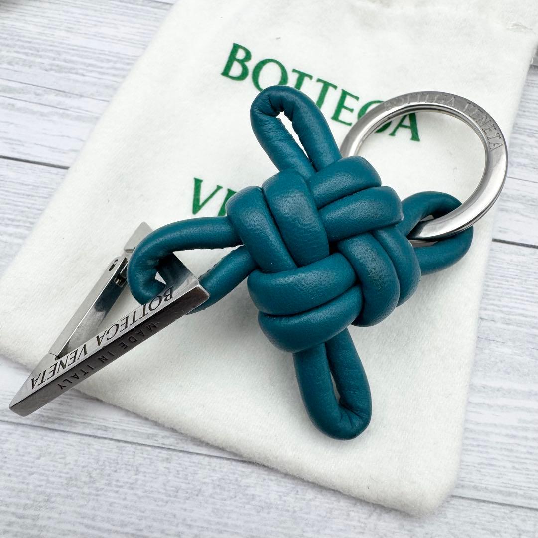 【美品】ボッテガヴェネタ トライアングル ツイスト キーホルダー ブルー