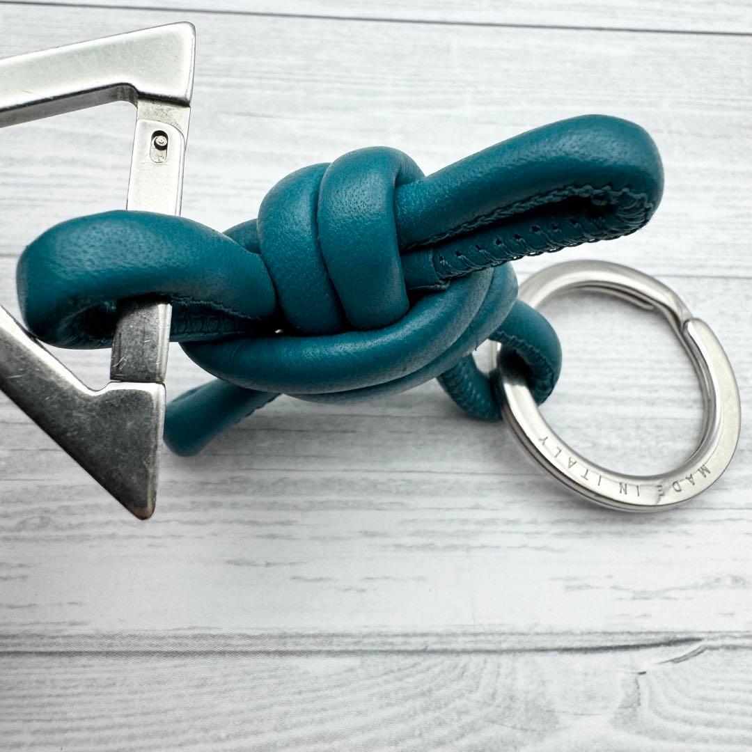 【美品】ボッテガヴェネタ トライアングル ツイスト キーホルダー ブルー