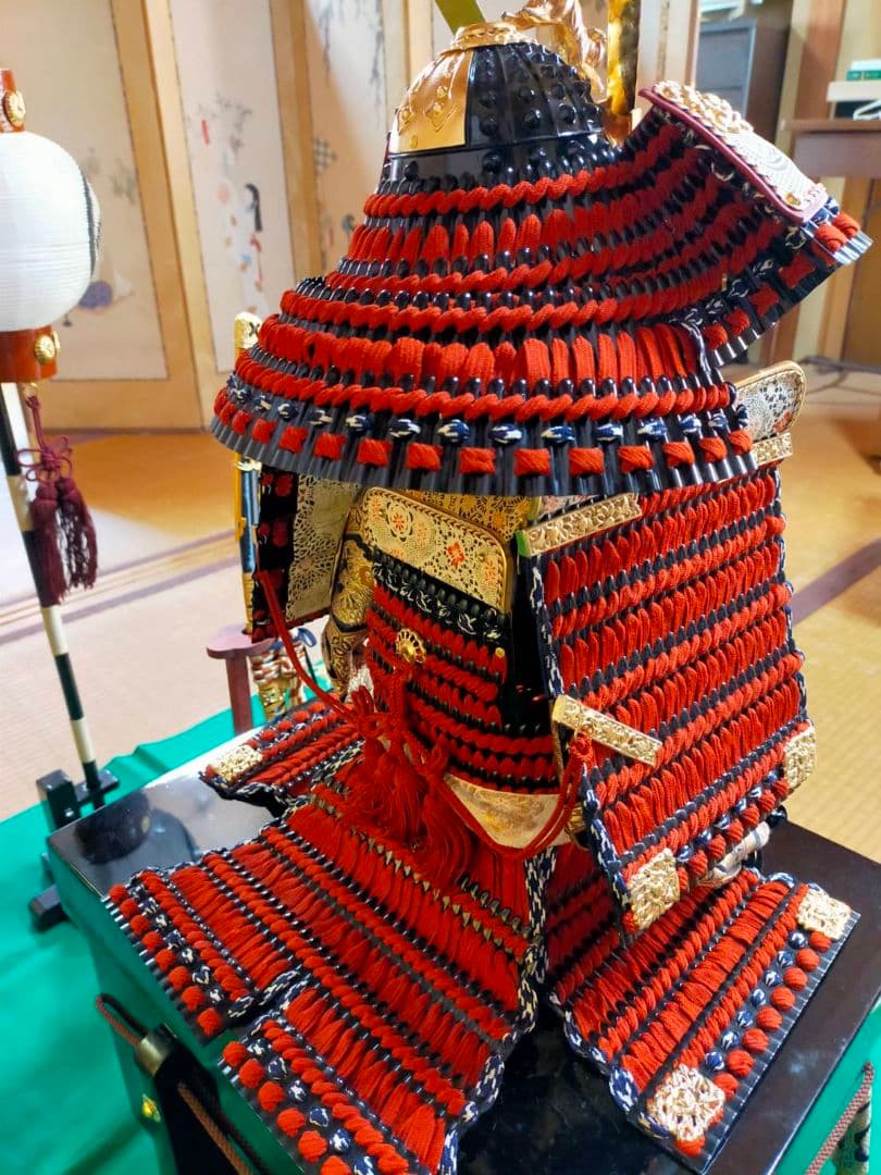 京都島津有職五月人形、大鎧飾り 金屏風、弓、太刀、提灯（灯付）緑色毛氈、黒塗台座