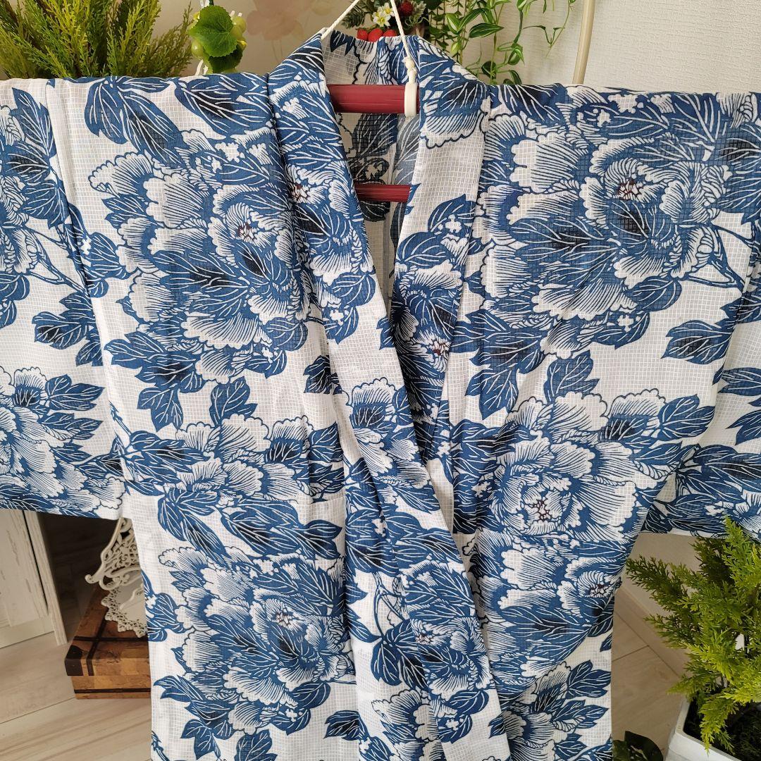 新品　竺仙　綿紅梅　風を吹かれる牡丹　白地にブルー