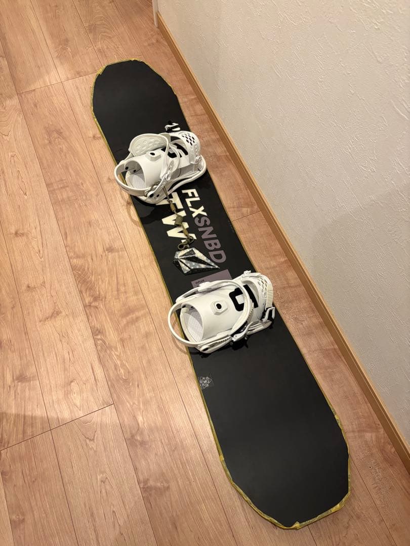 FLUX SNBD スノーボード ホワイト/ブラック　UNIONビンディング付