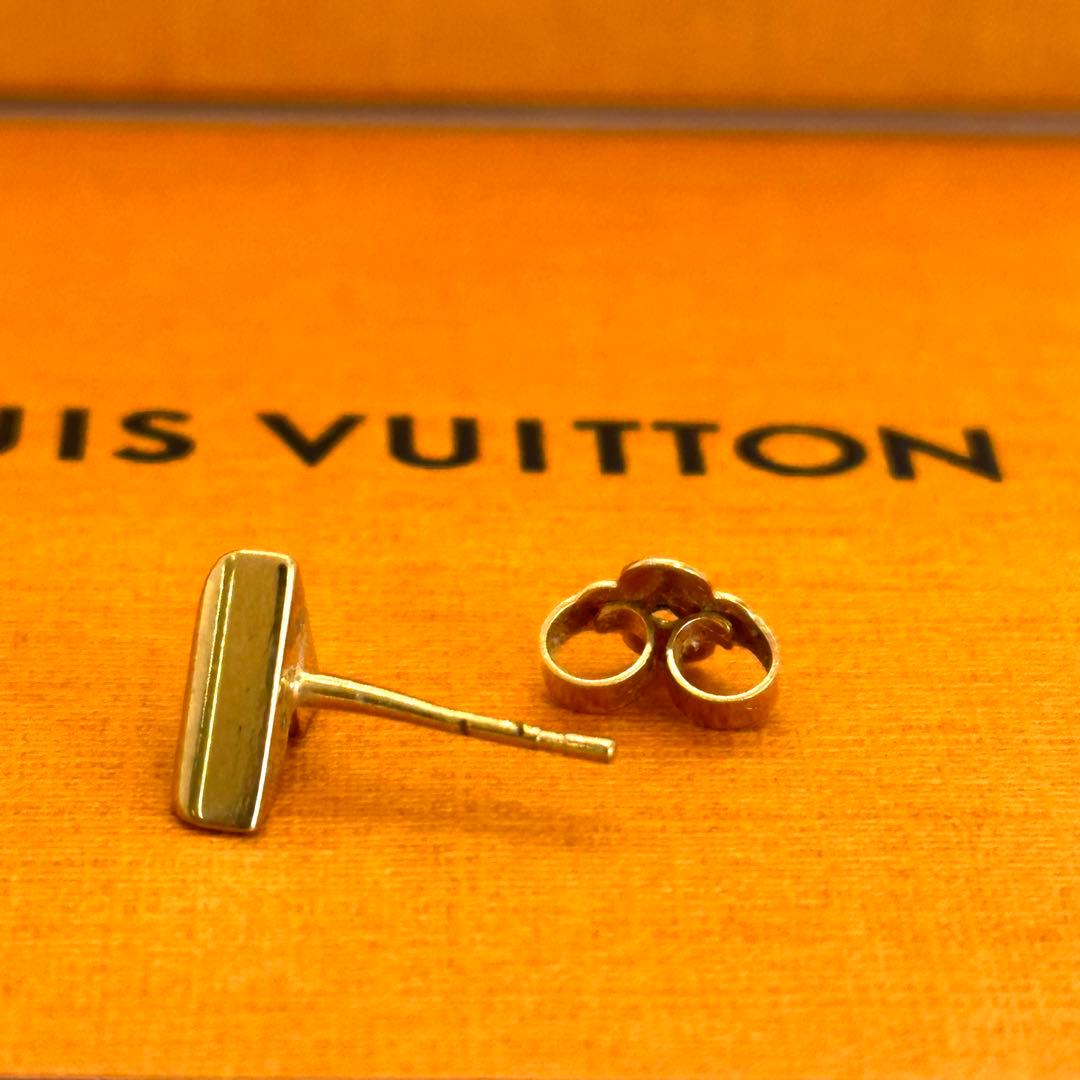 希少✨LOUISVUITTON エッセンシャル　V ピアス　ゴールド　刻印