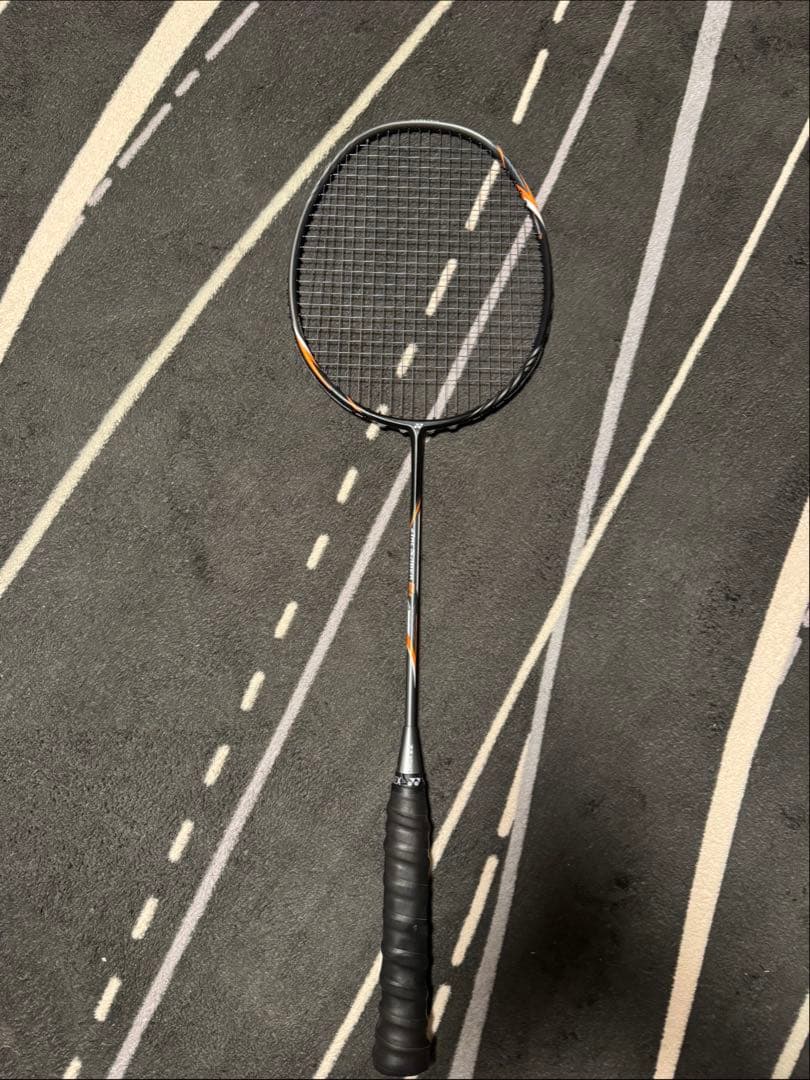 バドミントンラケット ストリングス付き