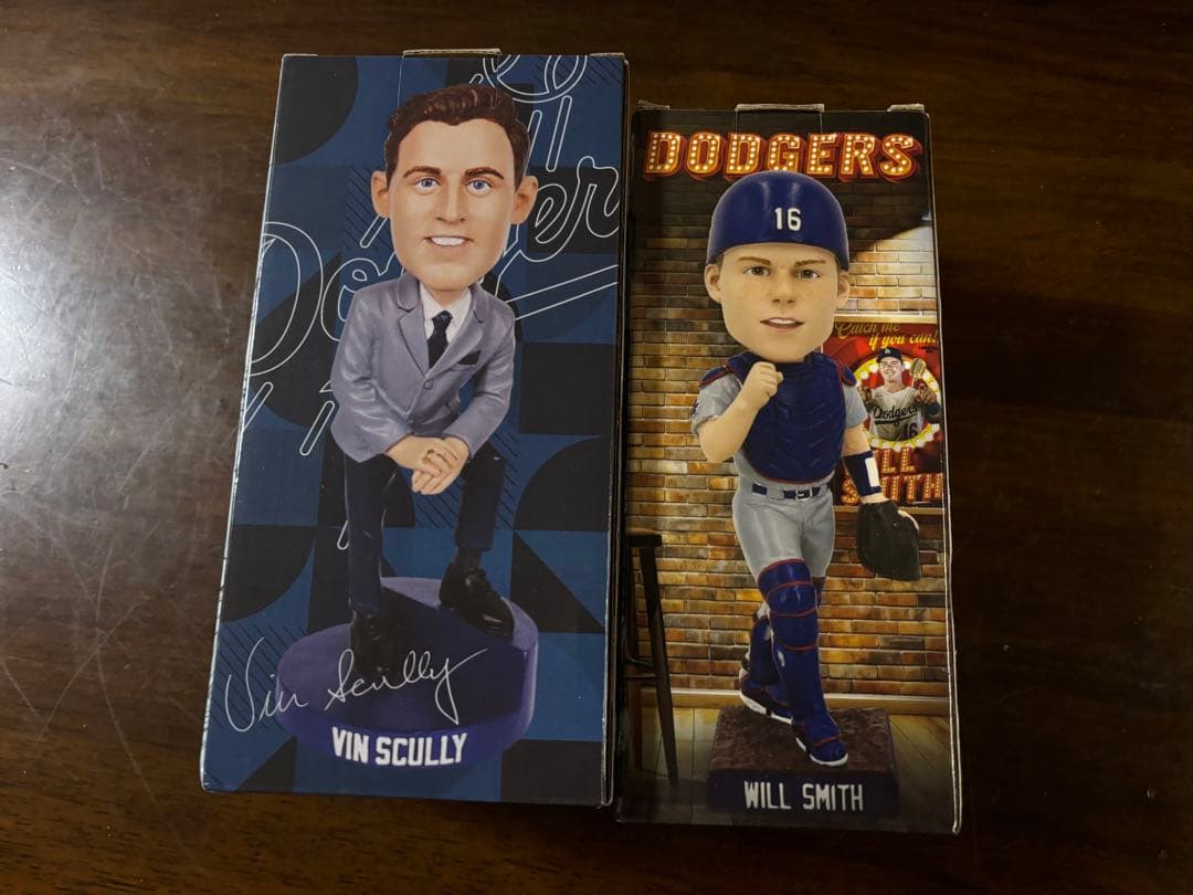 ドジャース ビンスカリーボブルヘッドと非売品缶バッジ