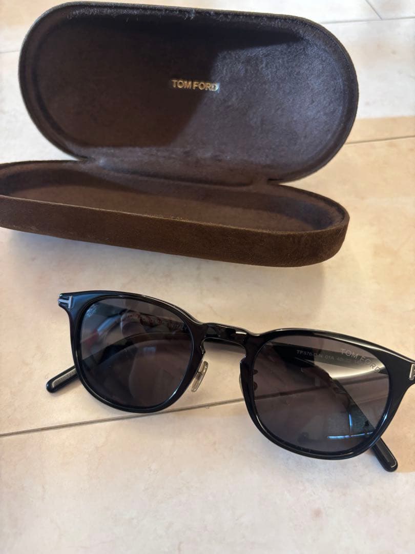 TOM FORD ブラックサングラス ケース付き