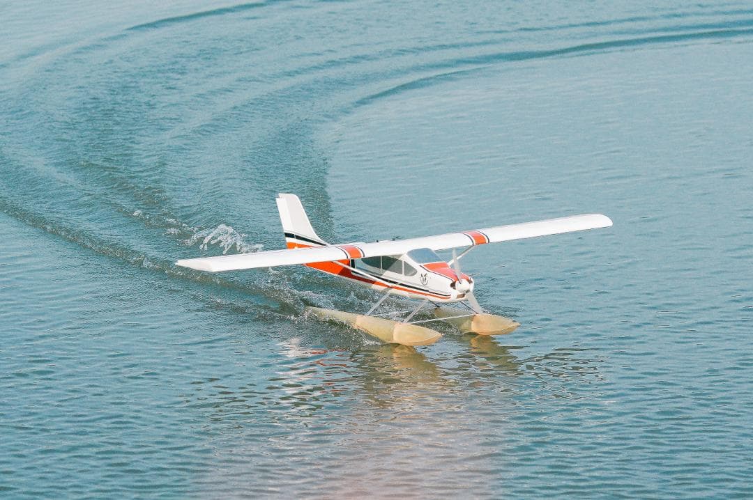 ラジコン飛行機　水上機　セスナ182セミスケール電動機　フロートプレーン
