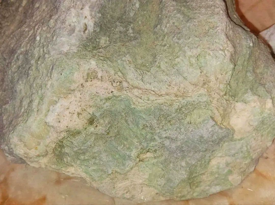 ！財宝！巨大アレキサンドライト？！内部水晶クラスターあり原石！宝石級！！　糸魚川