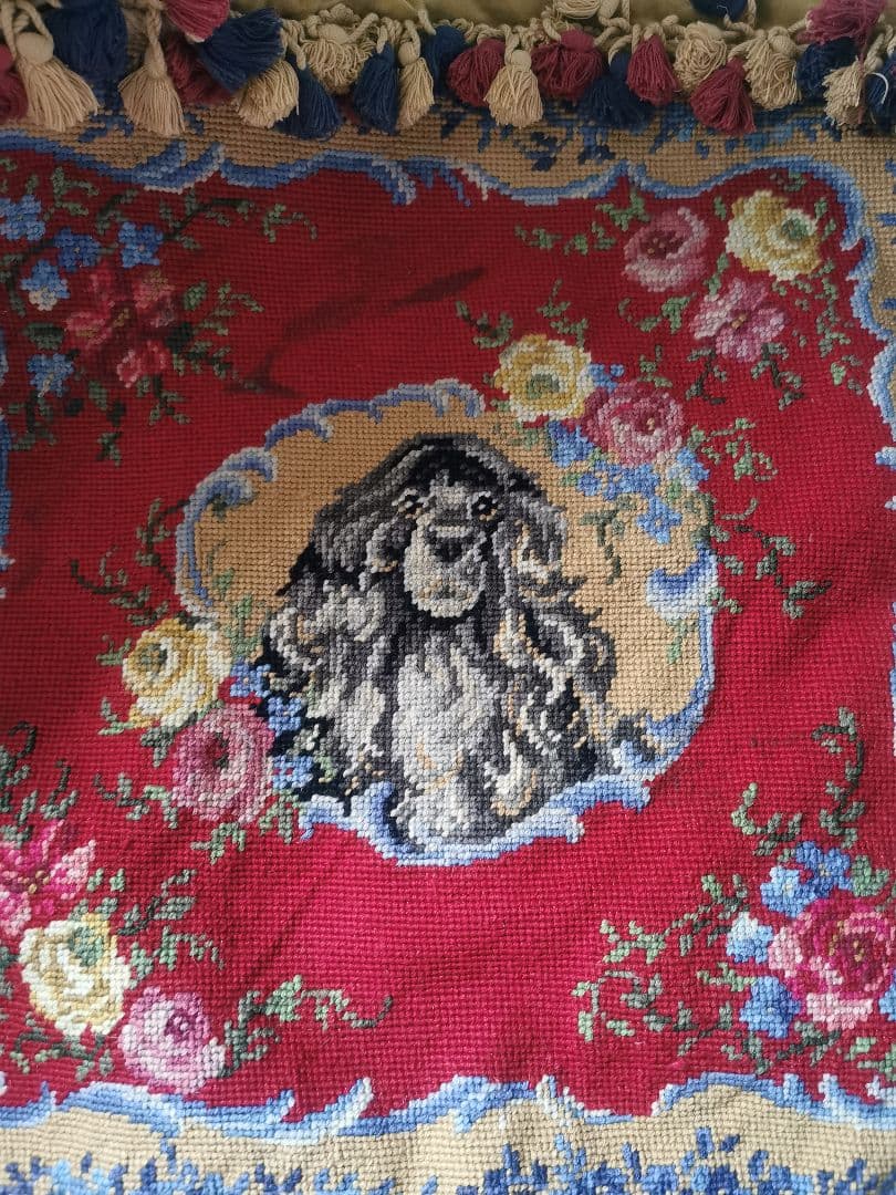 アンティークニードルポイント プチポワン犬と薔薇 色糸タッセル付クッションカバー