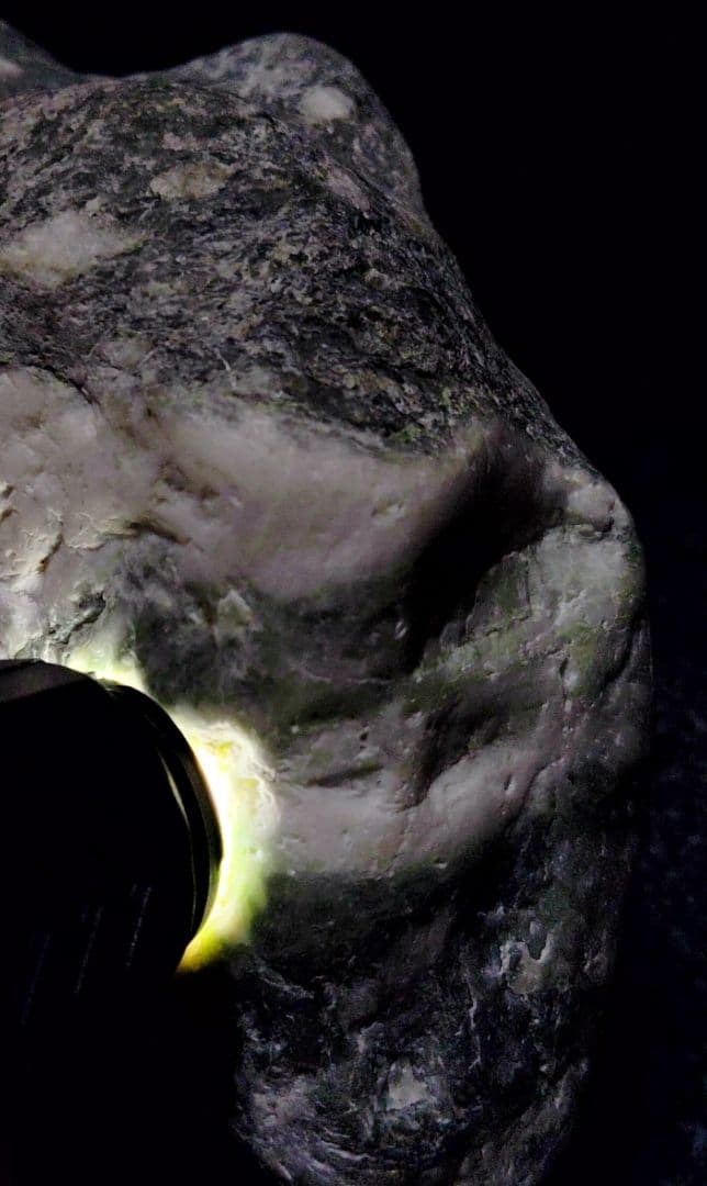 ★翡翠原石★糸魚川硬玉【小滝・転石・バレル磨き3,672ｇ】