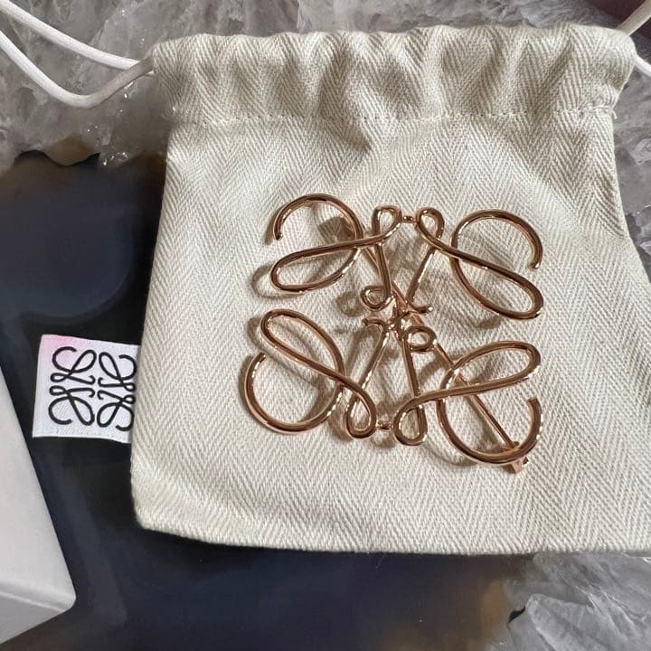 【新品大人気】LOEWE アナグラムブローチ　ローズゴールド