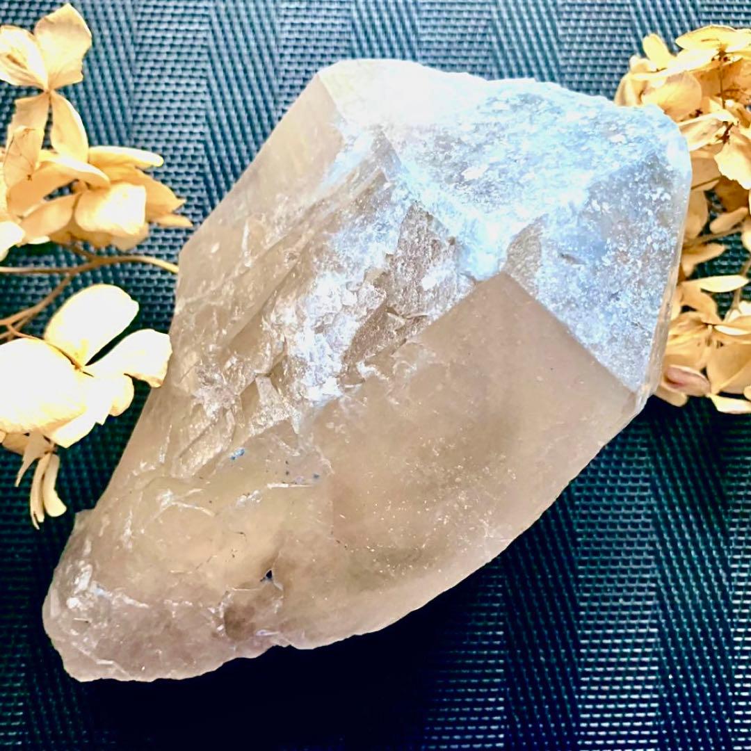 珍品しかも1kg超え！アフガニスタン産の超巨大ブルークォーツ/煙水晶単結晶