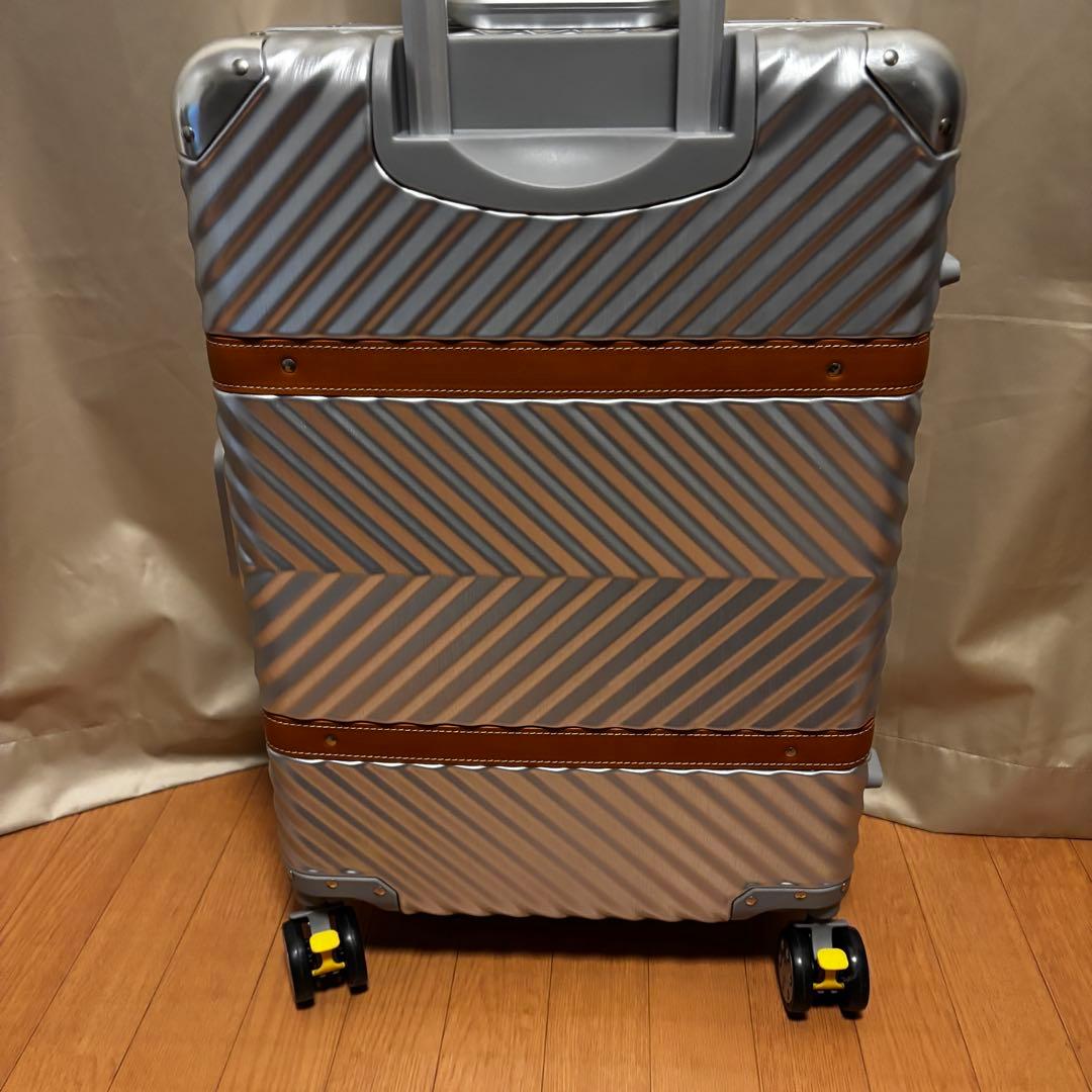 【美品】60L ABS＋PC 素材 ハードキャリー TSAロック ストッパー付き