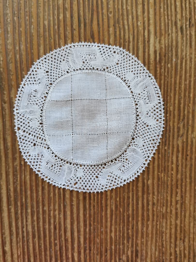 アンティークフランダースレース 花頭を垂れた薔薇 目抜き透かし格子刺繍 ドイリー