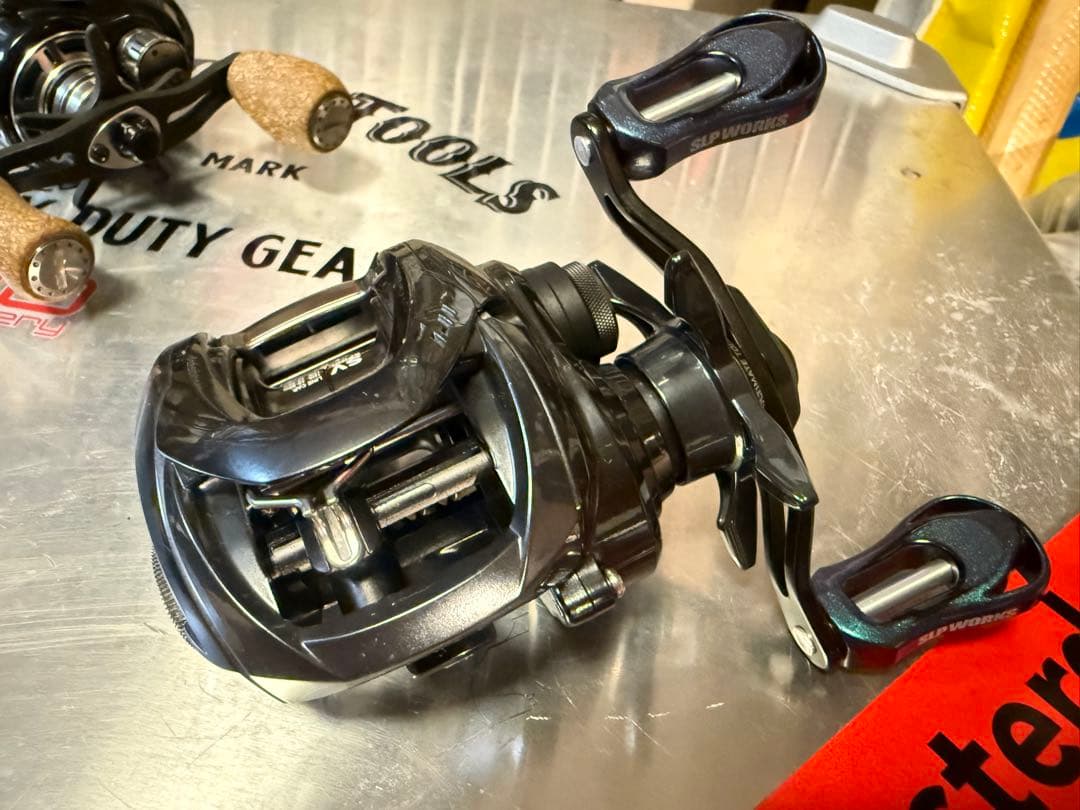 【バス釣り用品まとめ売り】リール、ルアー、ワーム大量セット　タックルボックス付き