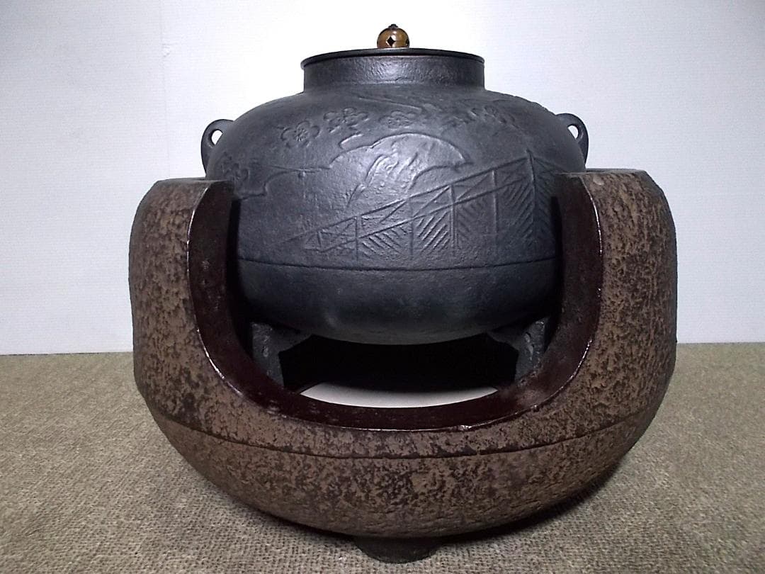 茶道具 鉄鋳物 茶釜 未使用五徳 風炉 桜地紋 底瓦 送料込み