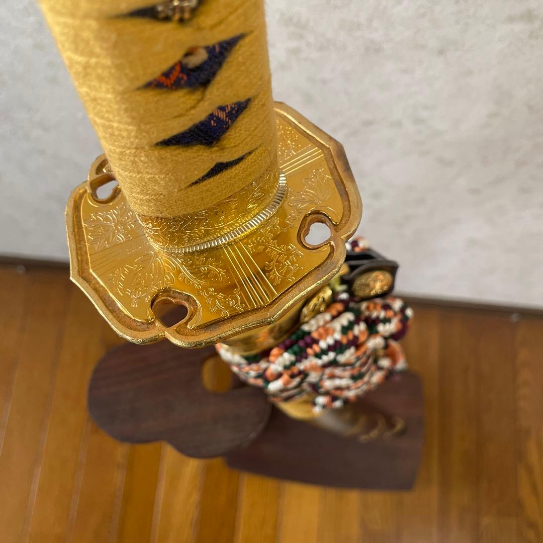 日本刀 模造刀　木瓜形鍔　蒔絵塗風鞘　陣太刀　収納袋　飾り台付き