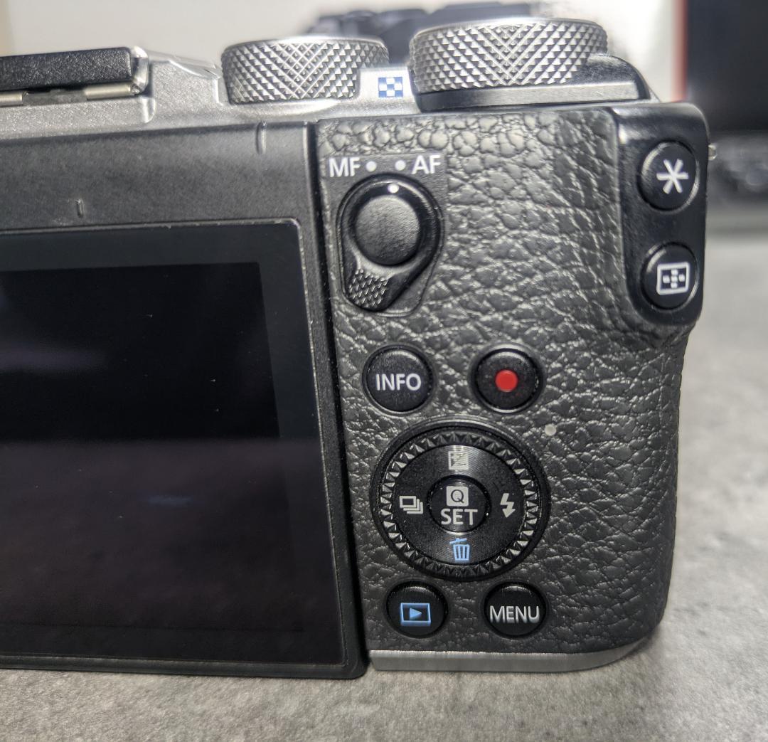 Canon EOSM6markII ボディ シルバー　レンズ等、多数おまけあり