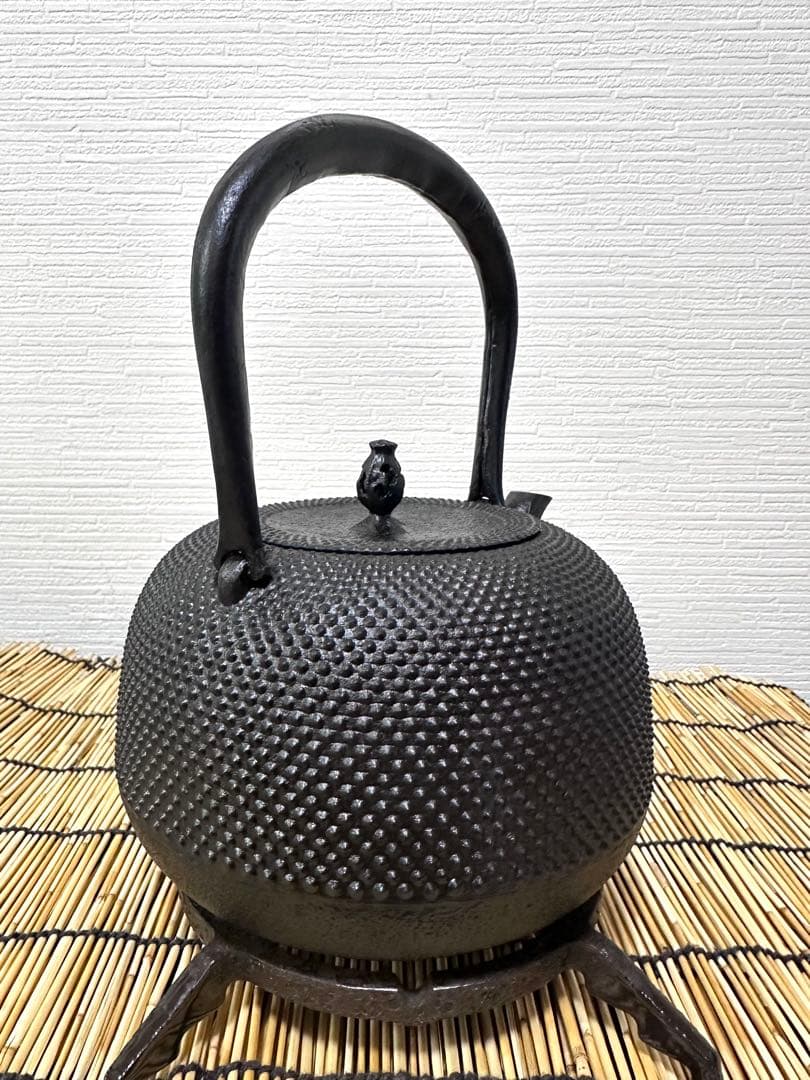 未使用品、付属品付　南部成龍堂鋳造所　伝統工芸士及川光正(齋峰)１８型　南部鉄瓶