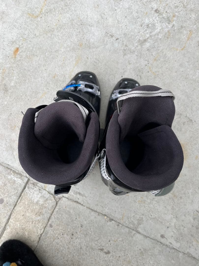 スキー板、ブーツ、ストックのセット