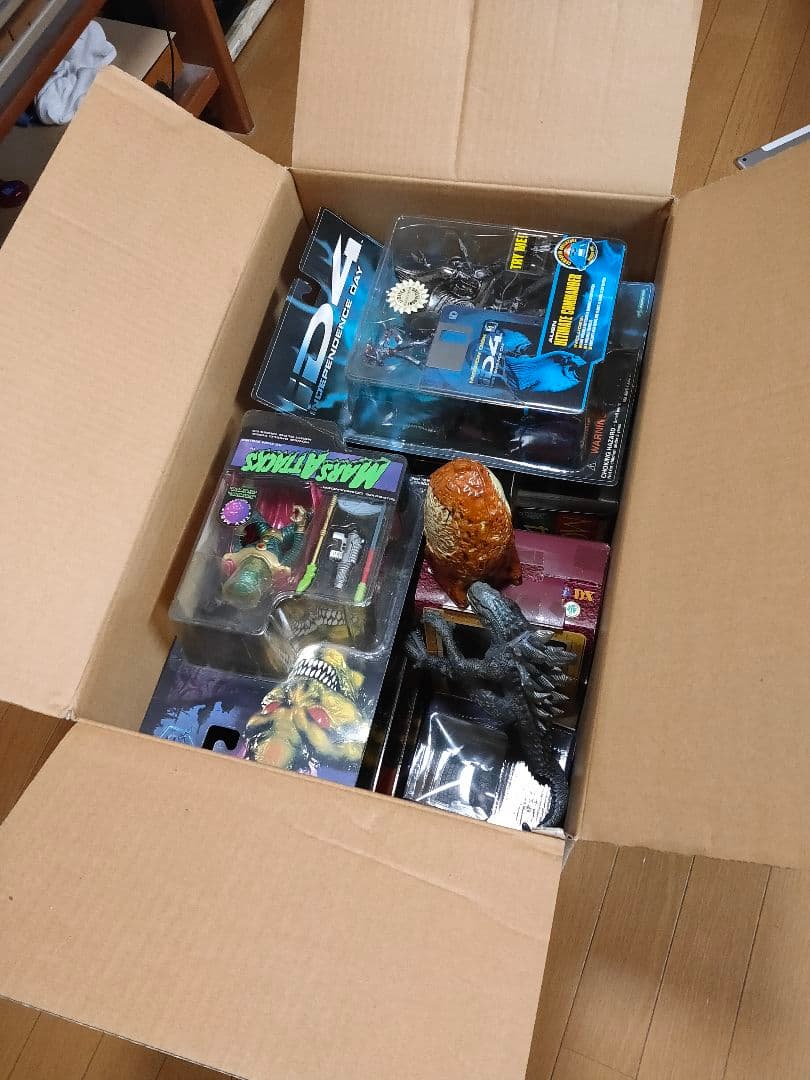 まとめて　マーズ・アタック、ジョジョ、ゴジラ、その他 合計 16個　送料着払い