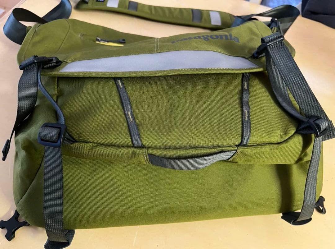 patagonia 超美品パタゴニアハーフ・マス メッセンジャーバッグ15L希少